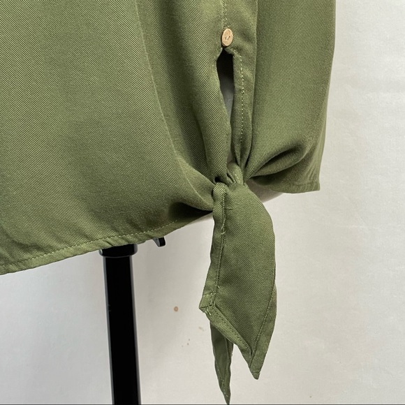 HARPER by Francesca’s Tie Front Top - Large - Picture 11 of 16